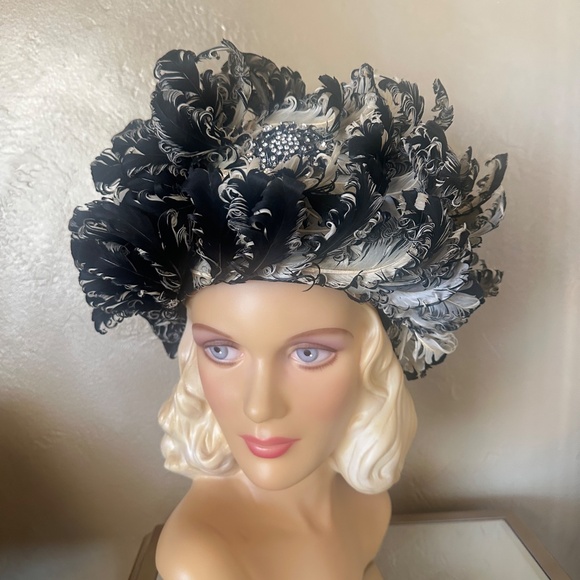MASTERPIECE JACK MCCONNELL IVORY/BLACK CURLY FEATHER HAT + RHINESTONE BROOCH main image 16